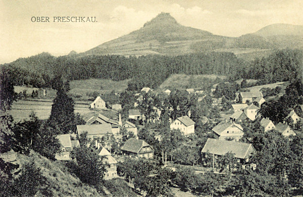 Diese Ansichtskarte von 1923 zeigt Horní Prysk (Ober Preschkau) vom Südwesten. Im Hintergrunde der Střední vrch (Mittenberg).