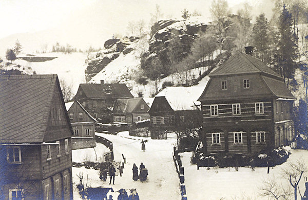 Diese Winter-Ansichtskarte zeigt einen malerischen Winkel mit Holzhäusern an der Strasse nach Prácheň (Parchen). Die meisten davon stehen heute leider nicht mehr, erhalten haben sich nur zwei der kleinen Häuschen im Hintergrunde.