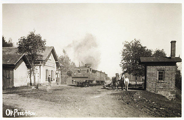 Auf dieser Ansichtskarte sieht man die ehemalige Bahnhaltestelle in Horní Prysk (Ober-Preschkau), in der gerade der Zug nach Česká Lípa (Böhmisch Leipa) hält. Das Häuschen der Haltestelle dient heute als Wochenendhaus.