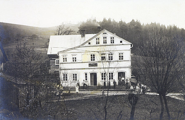 On this picture postcard there is the former locksmith's shop of August Wenzel not far from the sporting place in the lower part of the village. The appearance of this house remained almost unchanged till now.