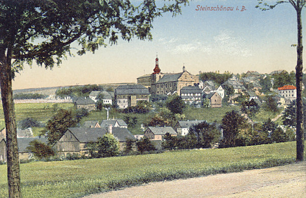 Diese Ansichtskarte von Kamenický Šenov (Steinschönau) aus dem Jahre 1913 zeigt den zentralen Teil der Stadt mit der Kirche im Blick von der Hauptstrasse aus der Richtung von Česká Kamenice (Böhmisch Kamnitz).