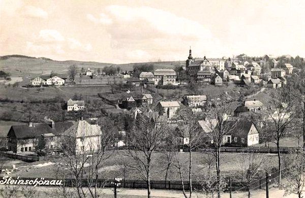 Diese Ansichtskarte aus der Zeit zwischen beiden Weltkriegen zeigt das Stadtzentrum mit der Kirche Johannes des Täufers im Blick aus den Fenstern der an der Hauptstrasse nach Česká Kamenice (Böhmisch-Kamnitz) erbauten neuen Schule.