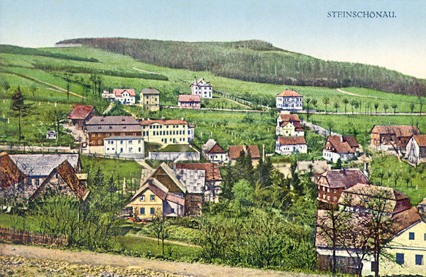 Auf dieser Ansichtskarte aus der Zeit um 1912 sieht man den unteren Teil von Kamenický Šenov (Steinschönau) unter der Hauptstrasse nach Česká Kamenice (Böhm. Kamnitz). Im Hintergrund der Smrčník (Forstberg).