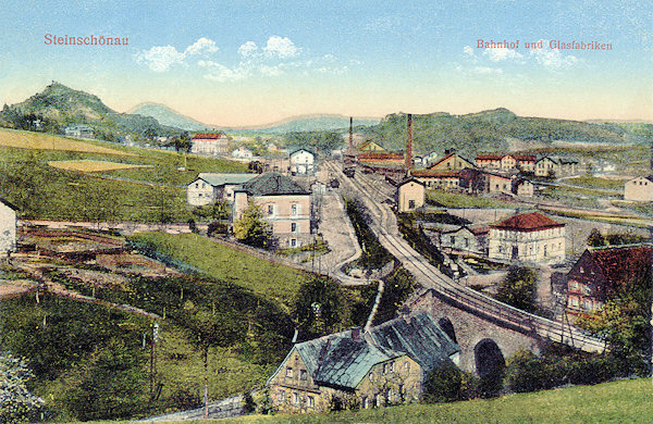 Na pohlednici z roku 1925 vidíme dolní nádraží v Kamenickém Šenově s přilehlými sklářskými hutěmi bratří Jílků a Adolfa Rückla.