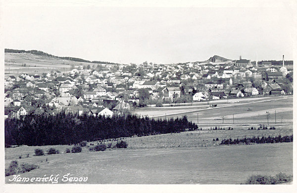 On this picture postcard the upper part of Kamenický Šenov is shown. From the plain behind of the town projects the Panská skála rock (Herrenhausfelsen) and to the right in its foreground Vetter´s glass factory.