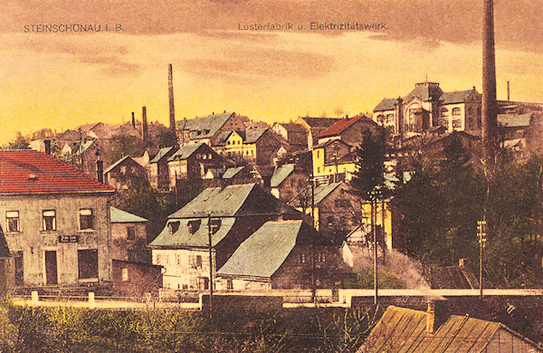 Auf dieser Ansichtskarte sieht man den Teil der Stadt oberhalb der Brücke an der Hauptstrasse. Rechts oben ist das hervorragende Gebäude der Lusterfabrik Elias Palme.