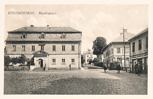 This picture postcard from 1924 shows the already destroyed house of the glass shop Czerney & Co. at the corner of the market place and the former main road to Nový Bor.