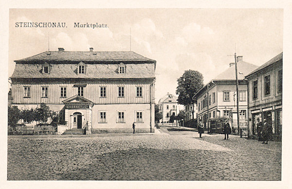 Diese Ansichtskarte aus dem Jahr 1924 zeigt das heute schon abgerissene Haus des Glasgeschäftes Czerney & Co. an der Ecke des Stadtplatzes und der ehemaligen Hauptstrasse nach Nový Bor (Haida).