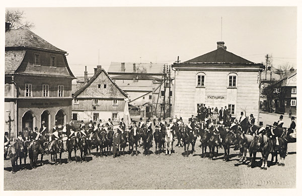 Diese Ansichtskarte aus den 30er Jahren des 20. Jh. zeigt die Teilnehmer des traditionellen Osterreitens an der Ecke des Stadtplatzes vor dem Stadtmuseum und dem Haus der „Kreditanstalt der Deutschen“. Heute steht keines dieser Häuser mehr.