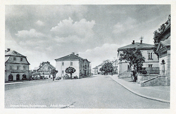 Diese Ansichtskarte aus den Jahren des 2. Weltkrieges zeigt den Stadtplatz mit dem Stadtmuseum in der Mitte. Das Museum und die beiden links davon stehenden Häuser wurden später abgerissen und heute hat sich nur noch das an der rechten Seite stehende Postgebäude erhalten.