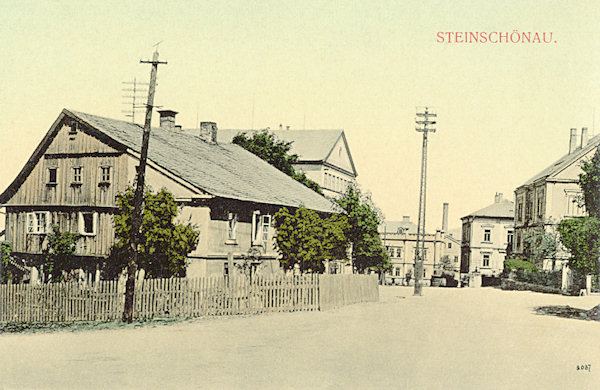 On this picture postcard in the foreground there is the house which till 2002 served as the inn „U kulaté báby“ (The round hag) and then had been demolished.