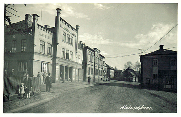 Auf dieser Ansichtskarte sieht man zwei heute noch stehende Häuser an der Ostseite des Stadplatzes, die heute als Geschäft und Postamt dienen. Rechts ist das ehemalige städtische Museum.