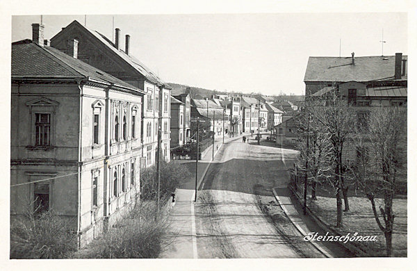 Diese Ansichtskarte von 1931 zeigt die früher zusammenhängende Hausfront an der Ostseite des Stadtplatzes. Rechts sieht man das ehemalige Hotel Mercantile.