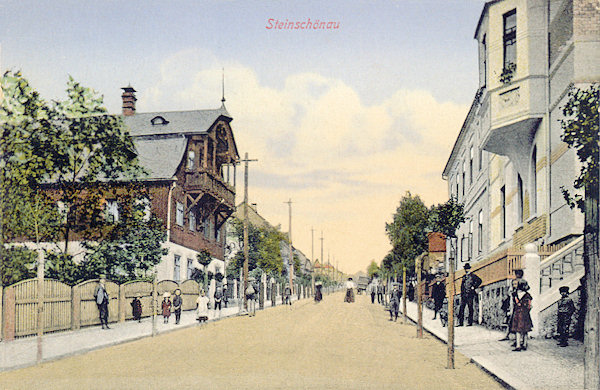 Diese Ansichtskarte von Kamenický Šenov (Steinschönau) aus dem Jahre 1916 zeigt die vom Stadtplatze in Richtung auf Prácheň (Parchen) und Nový Bor (Haida) führende Hauptstrasse. An der linken Seite ist das Stammhaus der Glasunternehmersfamilie Elias Palme.