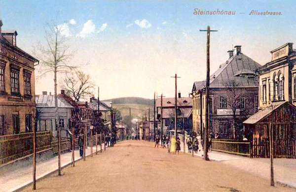 On this postcard there is the upper part of the main road leading from Prácheň to the town square. The first two houses on the left side at present are demolished and now there is a students hostel of the glass-industry technical school.