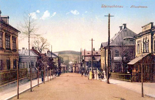 Auf dieser Ansichtskarte ist der obere Teil der von Prácheň (Parchen) zum Marktplatz führenden Hauptstrasse. Die ersten zwei Gebäude links stehen heute nicht mehr und an ihrer Stelle befindet sich das Internat der Fachschule für die Glasindustrie.