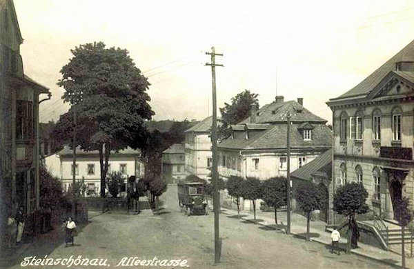 Tato pohlednice zachycuje hlavní ulici stoupající od náměstí k Práchni. Budova zcela vpravo dodnes stojí, její přístavba a dva níže stojící domy byly zbořeny a dnes je na jejich místě parčík.