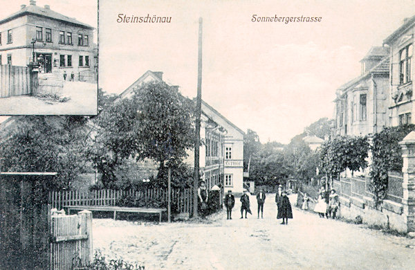 Diese Ansichtskarte von 1912 zeigt den unteren Teil der von Slunečná (Sonneberg) in die Stadt führenden Strasse. Im Ausschnitt links oben sieht man das etwas weiter oben stehende Geschäft, dessen Aussehen durch die spätere Modernisierung vollständig verändert worden ist.