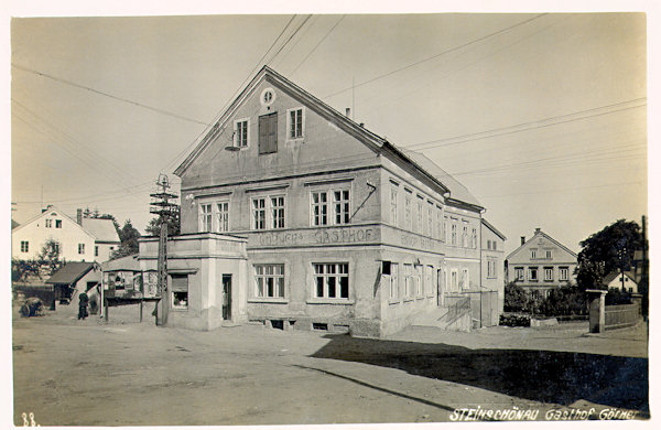 Auf dieser Ansichtskarte aus dem Jahr 1928 sieht man das ehemalige Görnersche Gasthaus, desses Haus bis heute noch an der Kreuzung der Strassen aus Nový Oldřichov (Neu Ullrichtstal) und Slunečná (Sonneberg) steht.