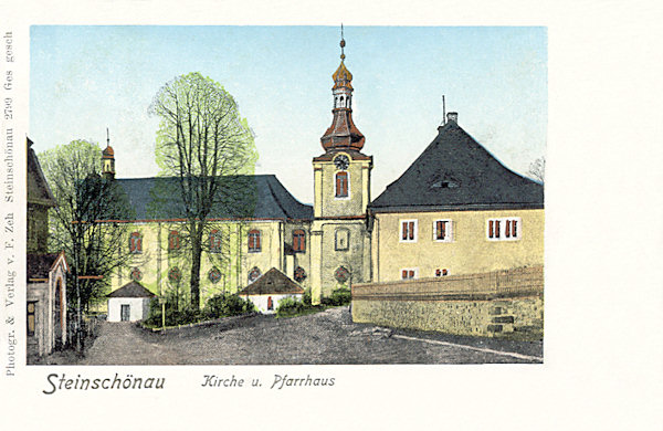 Diese Ansichtskarte von Anfang des 20. Jh. zeigt den Platz an der Kirche Johannes d. Täufers. Rechts sieht man das Pfarrgebäude noch vor dem Umbau.