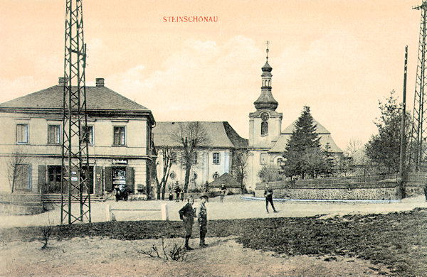 Na této pohlednici vidíme křižovatku u kostela sv. Jana Křtitele. Budova bývalého Pohlova knihkupectví v popředí se ve zcela změněné podobě dochovala dodnes.