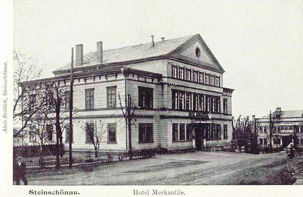 Auf dieser Ansichtskarte ohne Datum ist das später zu einer Poliklinik mit Apotheke umgebaute frühere Hotel Mercantile am Stadtplatz.