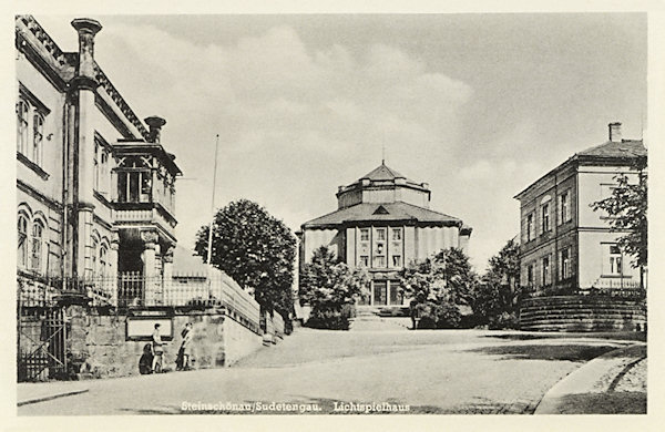 Auf dieser Ansichtskarte sieht man in der Mitte den am 27. Oktober 1927 eröffneten Neubau des Theaters und Kinos. Im Vordergrunde ist das Haus des heutigen Bürgermeisteramtes, dessen Aussehen aber durch die nach dem Kriege durchgeführte Modernisierung vollständig verändert ist.