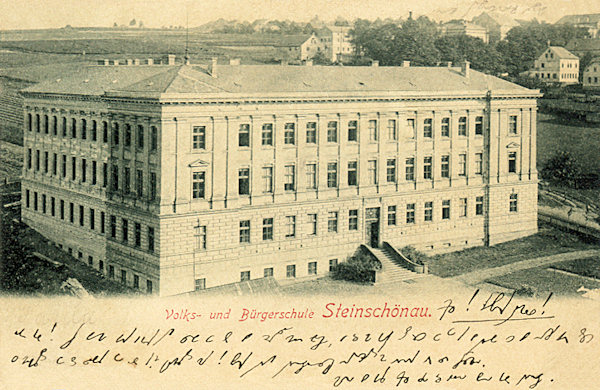 Diese Ansichtskarte zeigt das grossartige, im Jahre 1893 am Hange oberhalb der Kirche erbaute Gebäude der Volks- und Bürgerschule.