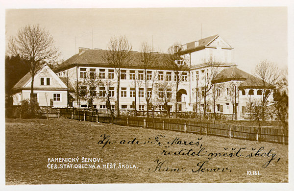 Auf dieser Ansichtskarte von 1927 ist der Neubau der tschechischen Schule im unteren Teile der Stadt.