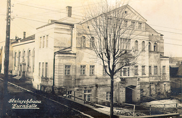 Auf dieser Ansichtskarte sieht man die Turnhalle, die sich ihr damaliges Aussehen bis heute erhalten hat.