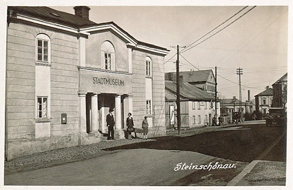 This postcard from 1930 shows the now demolished building of the former municipal museum at the town square.