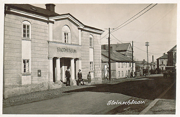 Diese Ansichtskarte aus dem Jahre 1930 zeigt das heute schon abgerissene Gebäude des städtischen Museums am Stadtplatz.