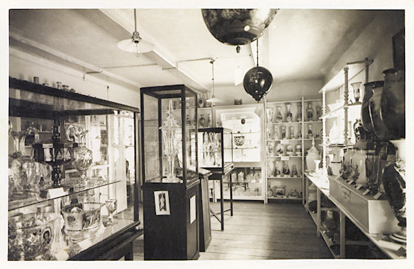 On this picture postcard there is a part of the glass exposition of the former Glass-museum in the centre of the market place.