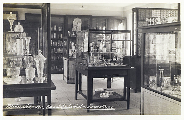 This picture postcard shows the glass exposition in the School of Applied Art in Glass-Industry. Inspite of the showpieces being only pupil´s works it was practically impossible to distinguish them from masterpieces.