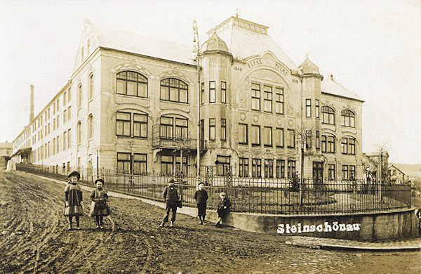 Auf dieser Ansichtskarte sieht man die grossartige Stirnwand des heute schon ziemlich baufälligen Hauptgebäudes der Lusterfabrik Elias Palme im oberen Teil der Stadt.