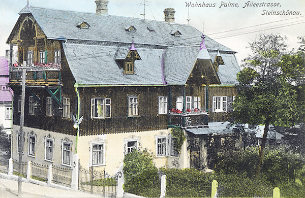 Diese Ansichtskarte zeigt das interessante Haus der Glasmacherfamilie Elias Palme, das heute noch an der Hauptstrasse oberhalb des Stadtplatzes steht.