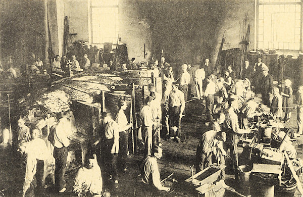 Diese Ansichtskarte stellt einen Blick auf die Arbeit der Glasmacher in der Glashütte der Brüder Jílek um 1925 dar.