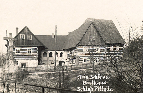 Auf dieser Ansichtskarte aus dem Zweiten Weltkrieg ist das ehemalige Gasthaus „Schloss Pillnitz“ in unteren Teil von Kamenický Šenov (Steinschönau) abgebildet. Das Gebäude steht noch, nur das grosse steinerne Kreuz links existiert nicht mehr, da es im Jahre 1948 vom Hochwasser weggerissen wurde.