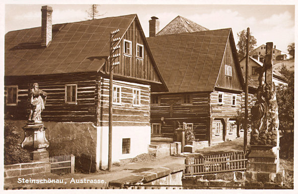 Auf dieser Ansichtskarte aus 1926 ist das damalige Gasthaus „Schloss Pillnitz“ im unteren Teile der Stadt. Im Vordergrunde links sieht man die Statue der hl. Anna und ihr gegenüber die grössere Christusstatue, die 1948 von einer Überschwemmung weggerissen worden ist.