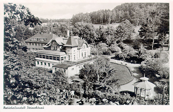 Auf dieser Ansichtskarte aus dem Jahr 1941 sieht man das Areal der Naturheilanstalt am Fusse des Šenovský vrch (Steinschönauer Berg) nach ihrer Erweiterung in den 30er Jahren.