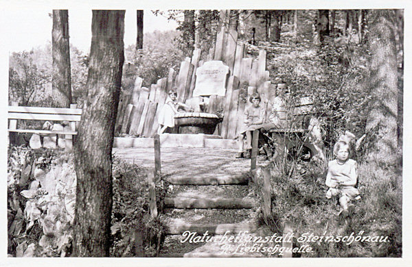 This postcard from 1931 shows the then newly adapted Liebisch's fountain at the foot of the Šenovský vrch. Later the fountain had been destroyed and in 1997 restored.