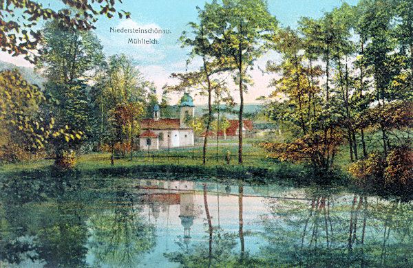 Auf dieser Ansichtskarte von 1913 sieht man den Mlýnský rybník (Mühlteich) mit der heute schon abgerissenen Dreifaltigkeits-Kapelle.