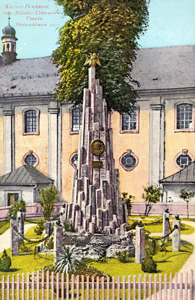 This picture postcard from 1912 shows the monument of Emperor Franz Josef 1st in the original form without the stone tables bearing the names of the victims of World War One.