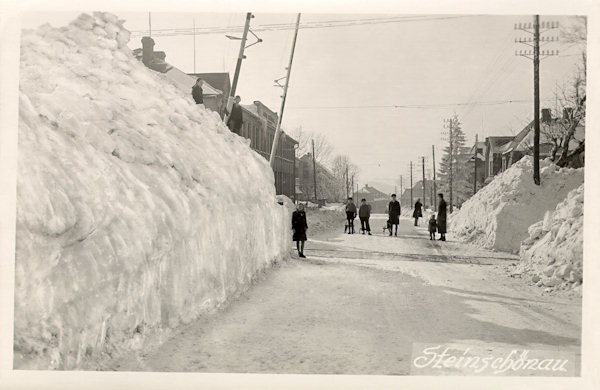 Diese Ansichtskarte vom Februar 1924 zeigt die Schneeverwehungen am früheren Bahnübergang an der alten Hautpstrasse von Prácheň (Parchen).