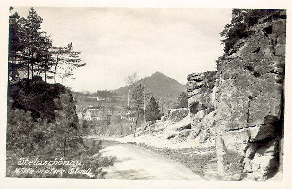 Auf dieser Ansichtskarte aus dem Jahre 1944 sind die Sandsteinbrüche im unteren Stadtteile an der Strasse nach Dolní Prysk (Nieder Preschkau), an deren Stelle heute Häuser stehen. Im Hintergrunde ist der Zámecký vrch (Schlossberg) bei Česká Kamenice (Böhmisch-Kamnitz).