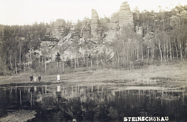 Auf dieser Ansichtskarte sieht man die Sandsteinfelsen am Hange oberhalb des heutigen Freibades in Dolní Šenov (Nieder-Steinschönau). An dem an den Felsen vorbeiführenden Wege waren früher die Stationen des Kreuzweges angebracht.