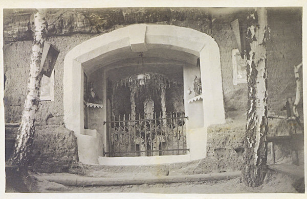 Diese Ansichtskarte zeigt die neu hergerichtete Kapelle am Fusse eines der Felsen hinter dem Freibad.