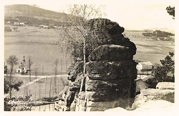 Blick auf den unteren Teil von Kamenický Šenov (Nieder-Steinschönau) vom Aussichtspunkt am Hange oberhalb des Freibades. An der Strasse links sieht man die später abgerissene Dreifaltigkeitskapelle.