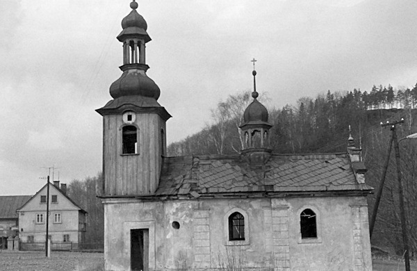 Diese Fotografie aus dem Jahre 1959 zeigt die Dreifaltigkeitskapelle in Dolní Šenov (Nieder-Steinschönau) kurz vor ihrem Abriss.