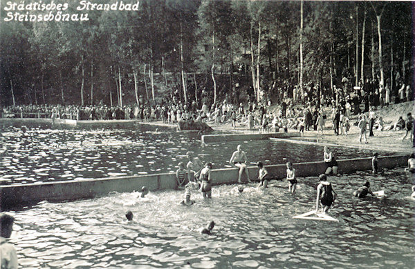 This interwar picture postcard shows the swimming-pool of Dolní Šenov.